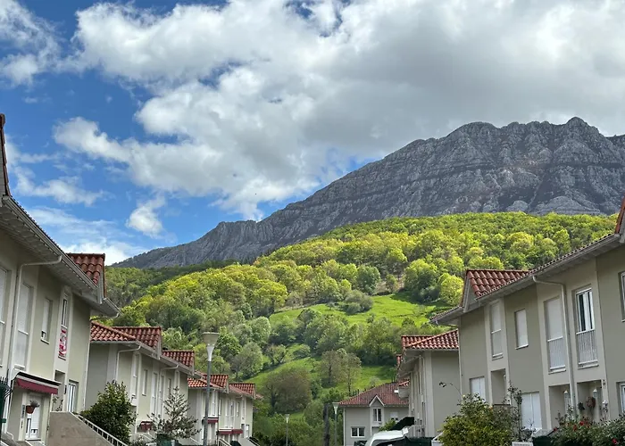 Casa Rugama Chalet Con Piscina De Temporada En El Corazon De Cantabria
